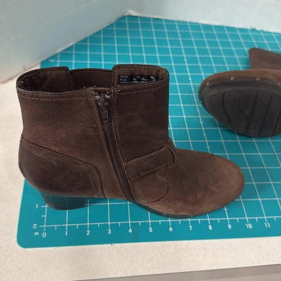 Clark’s Brown Distressed Nubuck Leather Clog Ankle Boot Buckle Woman’s Size 9M - Picture 14 of 16